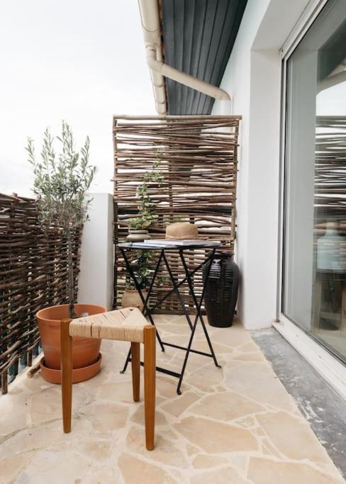 Design One Bedroom With Balcony Apartment *